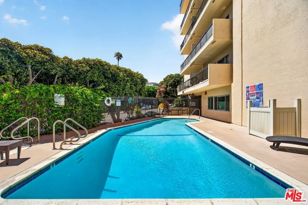 612 S Barrington Avenue #417 Los Angeles, CA 90049