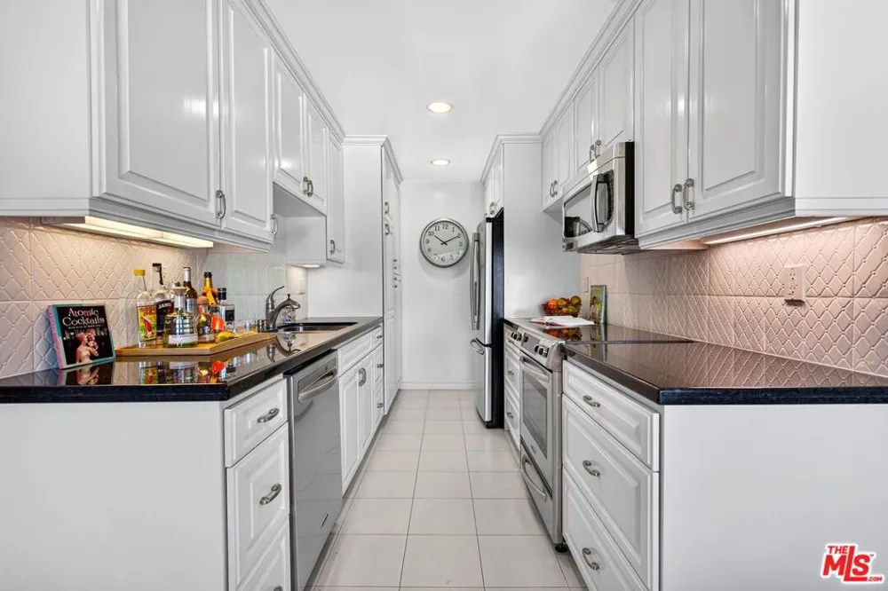 612 S Barrington Avenue #417 Los Angeles, CA 90049