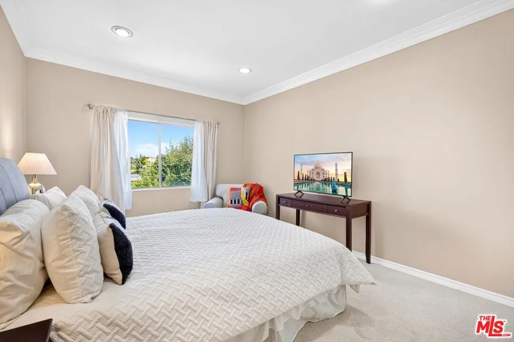 612 S Barrington Avenue #417 Los Angeles, CA 90049