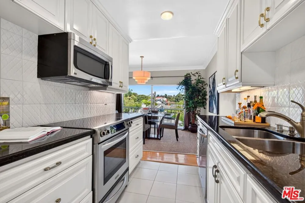 612 S Barrington Avenue #417 Los Angeles, CA 90049