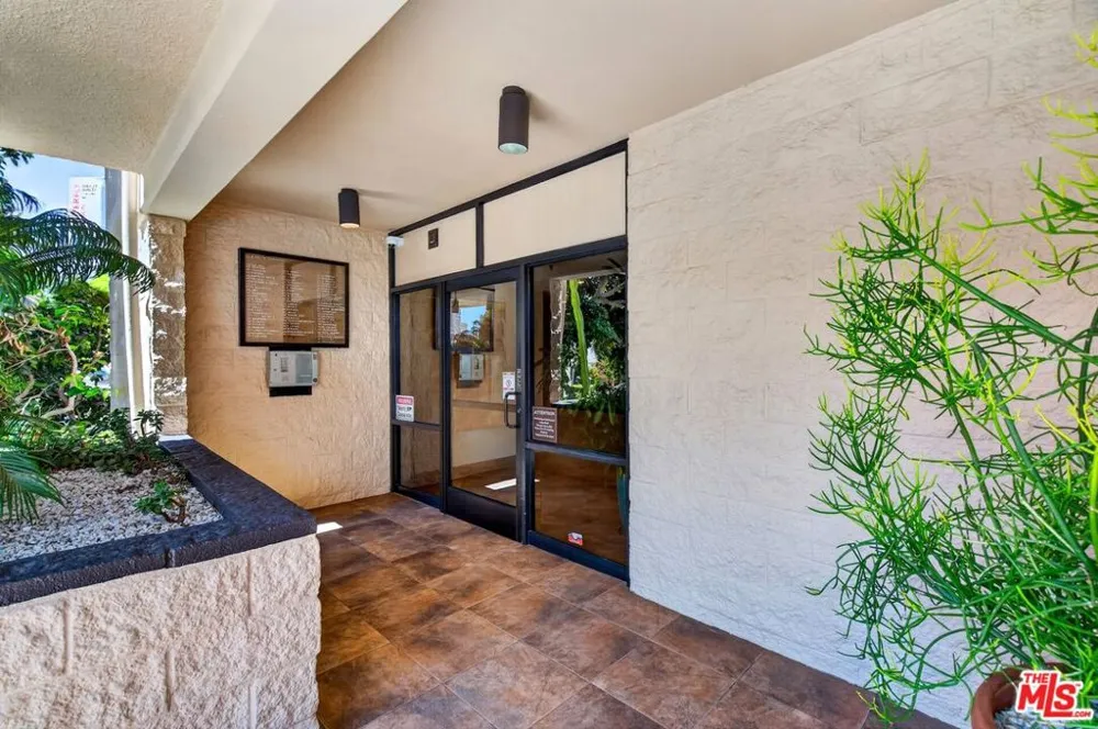 612 S Barrington Avenue #417 Los Angeles, CA 90049