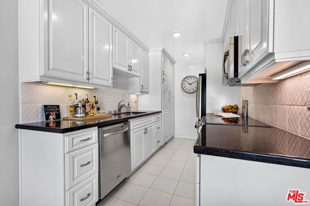 612 S Barrington Avenue #417 Los Angeles, CA 90049