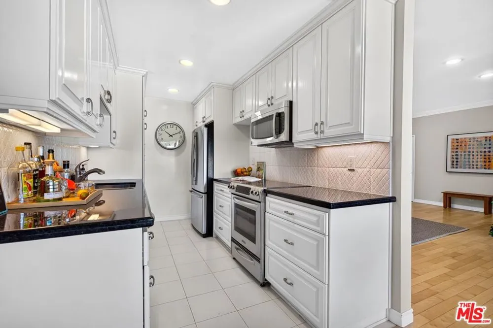 612 S Barrington Avenue #417 Los Angeles, CA 90049