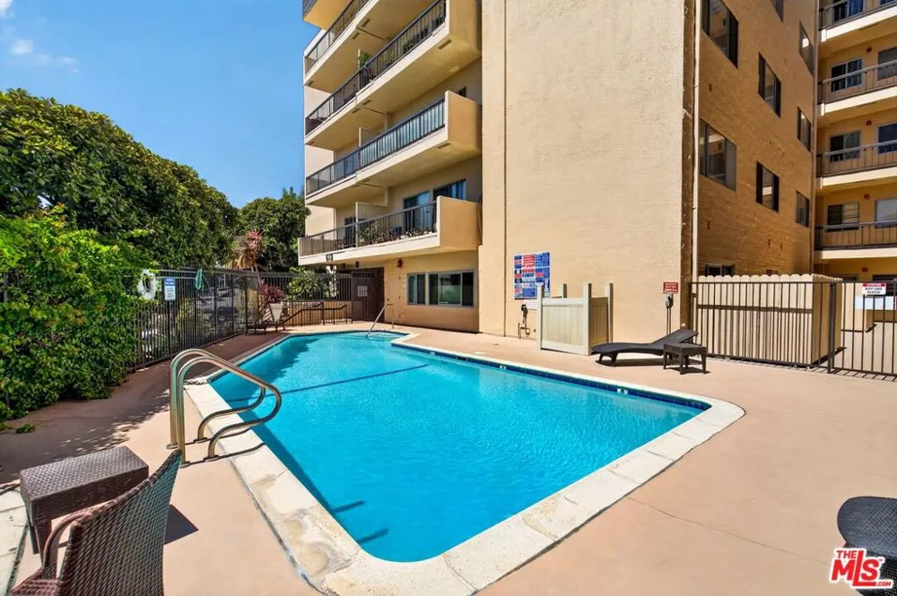 612 S Barrington Avenue #417 Los Angeles, CA 90049