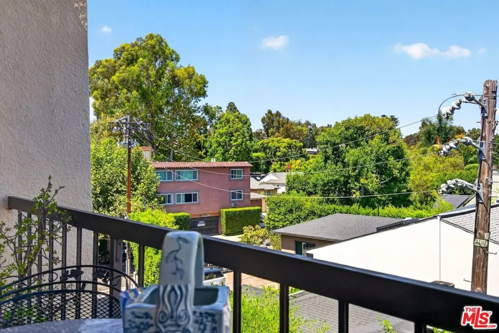 612 S Barrington Avenue #417 Los Angeles, CA 90049