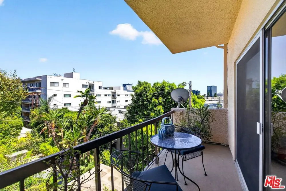612 S Barrington Avenue #417 Los Angeles, CA 90049