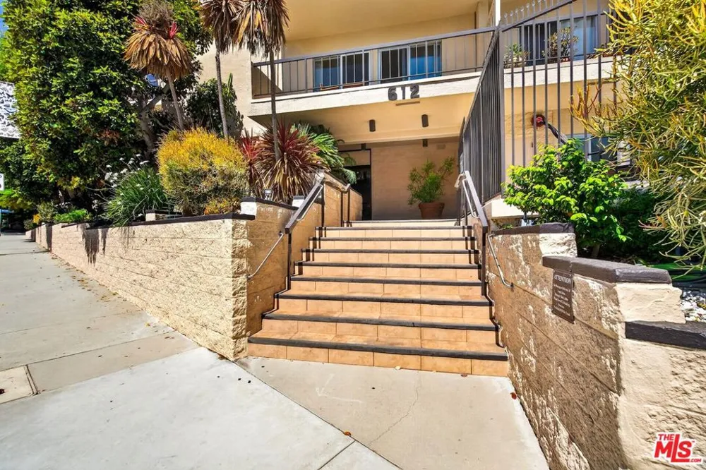 612 S Barrington Avenue #417 Los Angeles, CA 90049