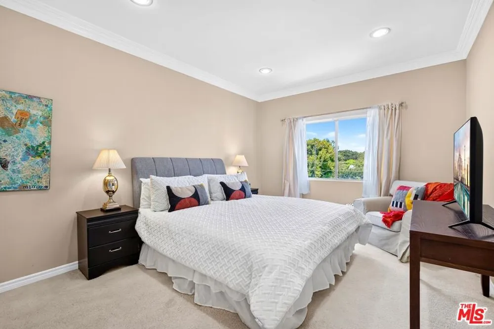 612 S Barrington Avenue #417 Los Angeles, CA 90049