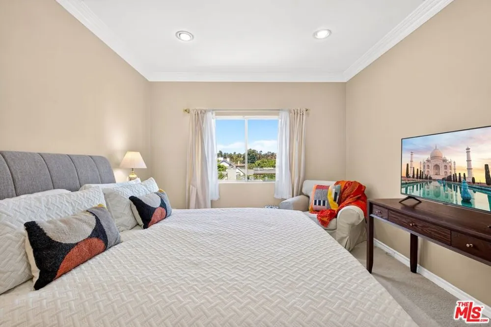612 S Barrington Avenue #417 Los Angeles, CA 90049