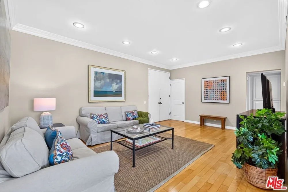 612 S Barrington Avenue #417 Los Angeles, CA 90049