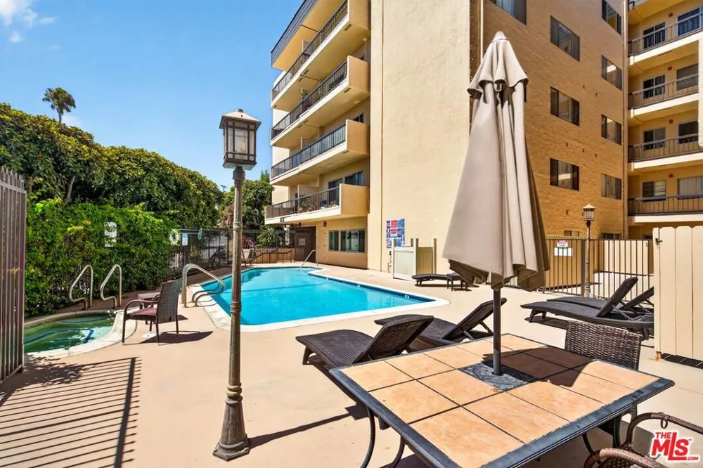 612 S Barrington Avenue #417 Los Angeles, CA 90049