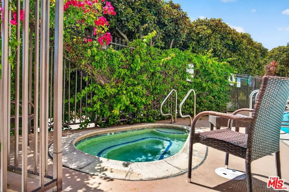 612 S Barrington Avenue #417 Los Angeles, CA 90049