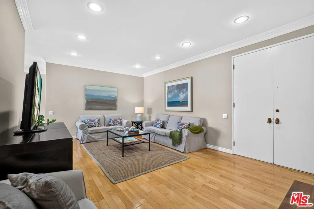 612 S Barrington Avenue #417 Los Angeles, CA 90049