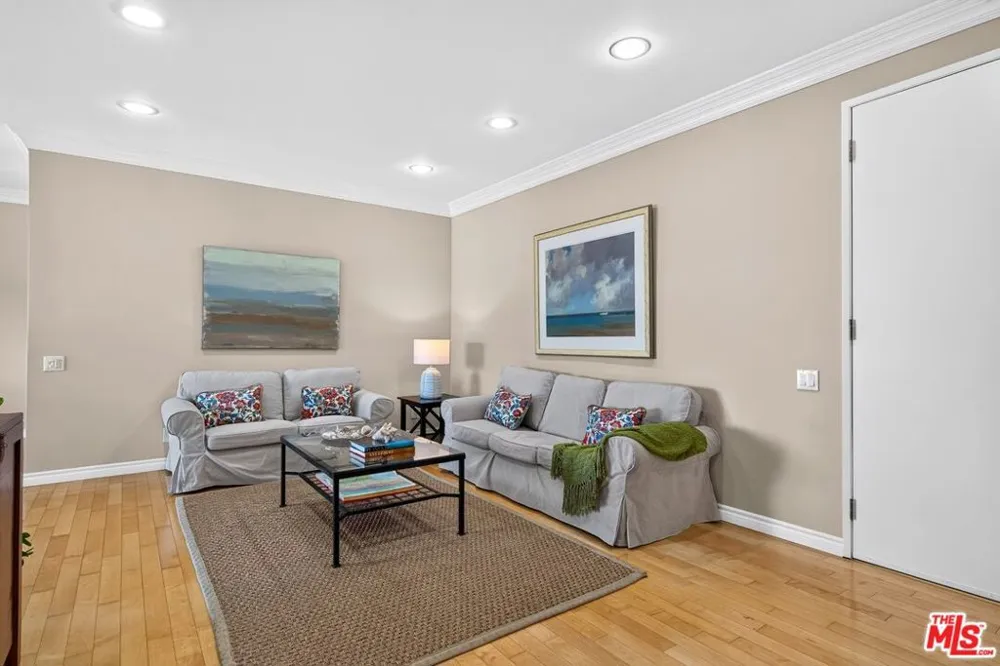 612 S Barrington Avenue #417 Los Angeles, CA 90049