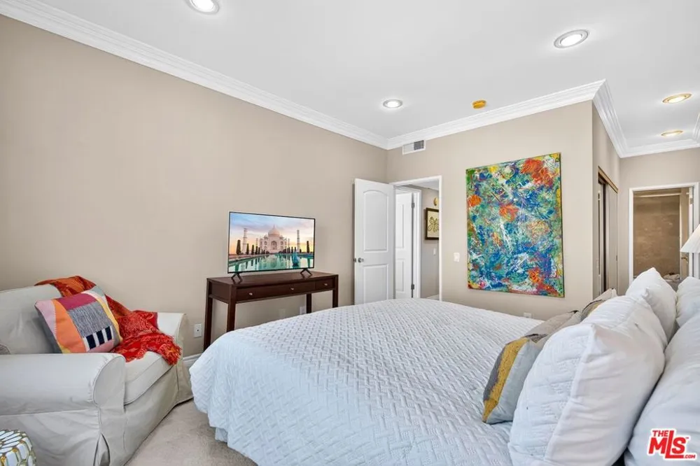 612 S Barrington Avenue #417 Los Angeles, CA 90049