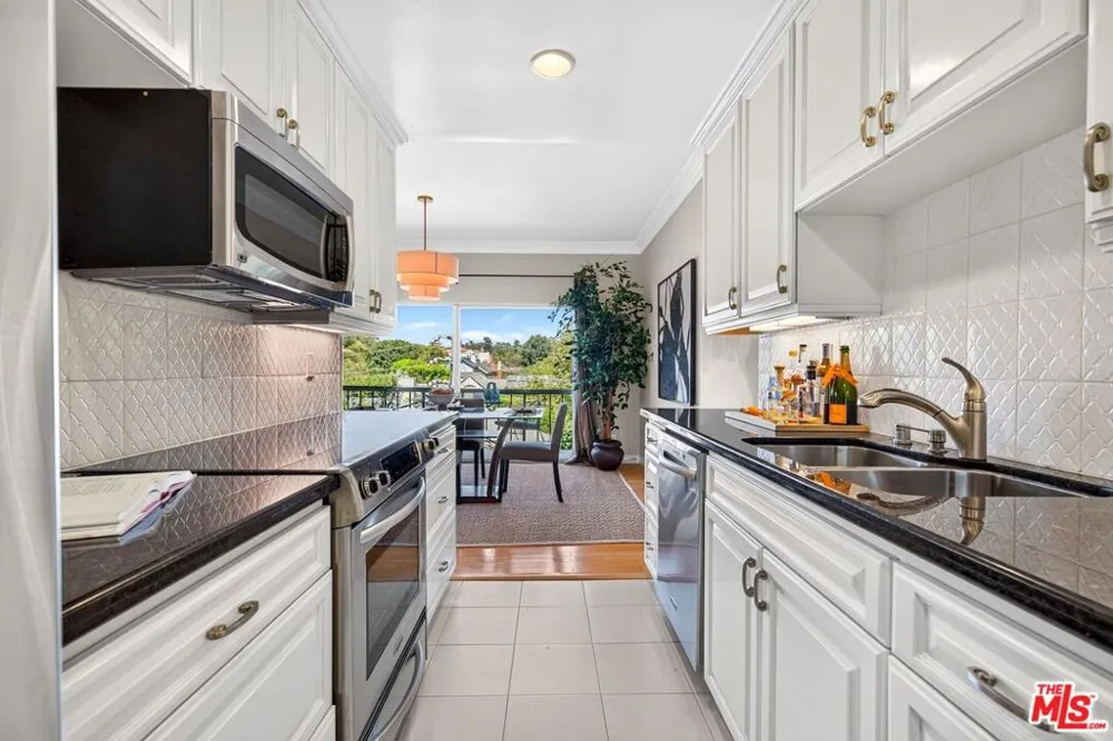 612 S Barrington Avenue #417 Los Angeles, CA 90049