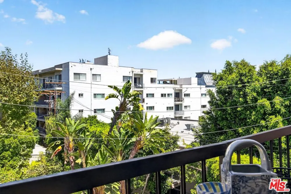 612 S Barrington Avenue #417 Los Angeles, CA 90049