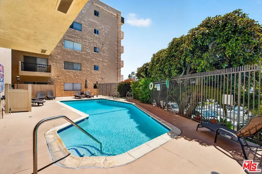 612 S Barrington Avenue #417 Los Angeles, CA 90049