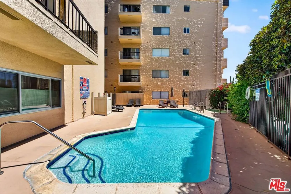 612 S Barrington Avenue #417 Los Angeles, CA 90049