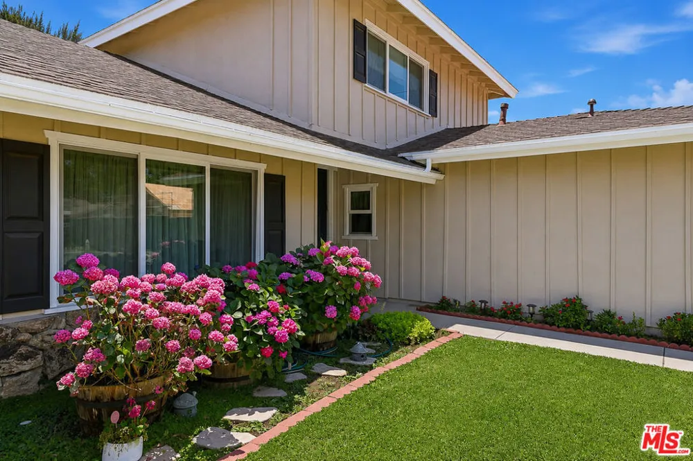 5220 Mary Ellen Avenue Sherman Oaks, CA 91401