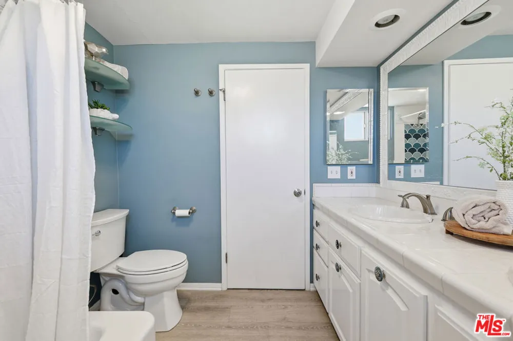 5220 Mary Ellen Avenue Sherman Oaks, CA 91401