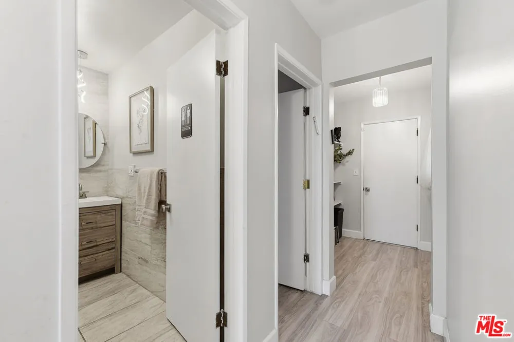 5220 Mary Ellen Avenue Sherman Oaks, CA 91401