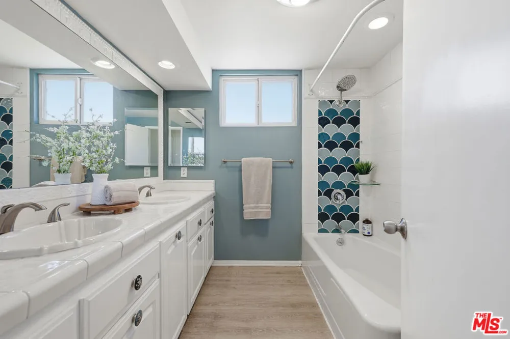 5220 Mary Ellen Avenue Sherman Oaks, CA 91401