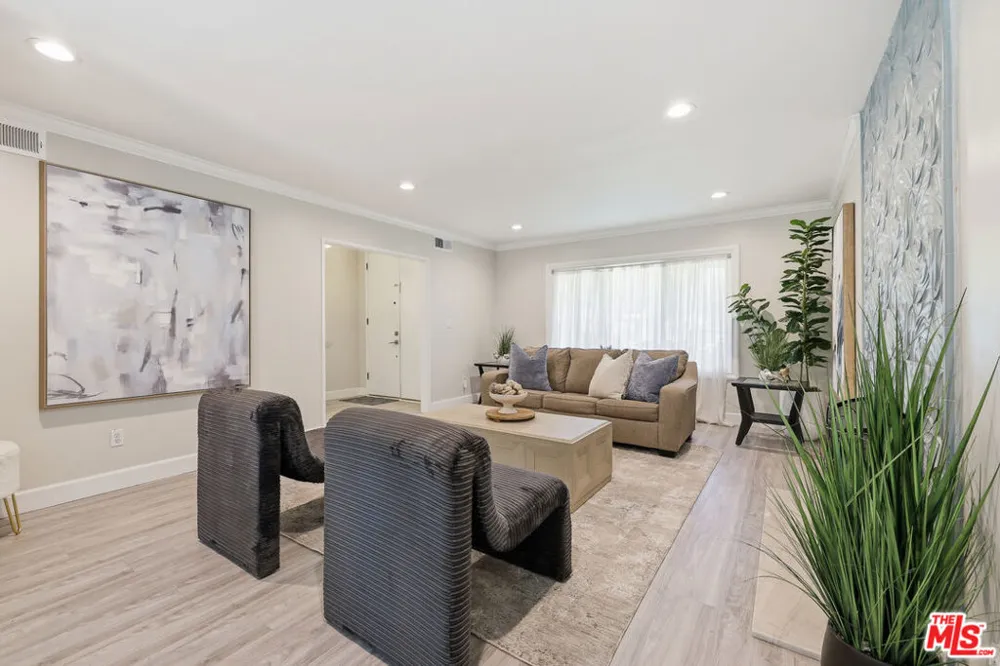 5220 Mary Ellen Avenue Sherman Oaks, CA 91401