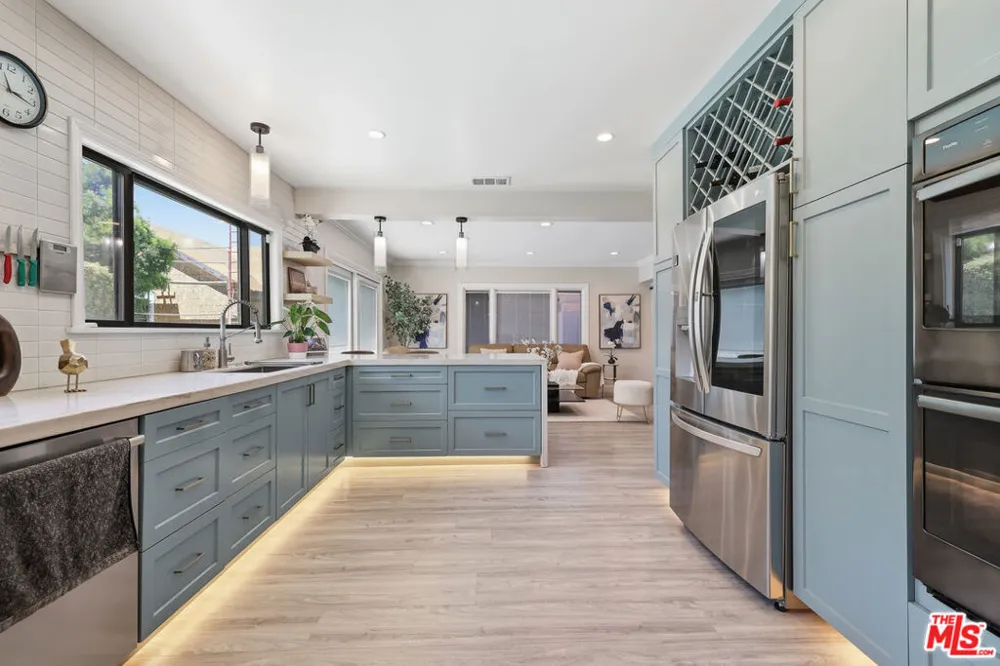 5220 Mary Ellen Avenue Sherman Oaks, CA 91401