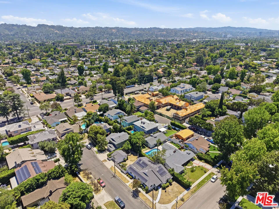 5220 Mary Ellen Avenue Sherman Oaks, CA 91401