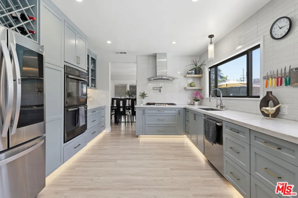 5220 Mary Ellen Avenue Sherman Oaks, CA 91401