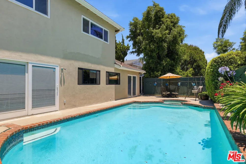 5220 Mary Ellen Avenue Sherman Oaks, CA 91401