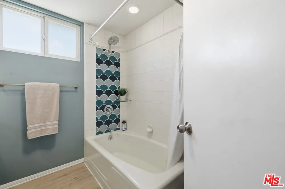 5220 Mary Ellen Avenue Sherman Oaks, CA 91401