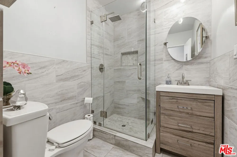 5220 Mary Ellen Avenue Sherman Oaks, CA 91401