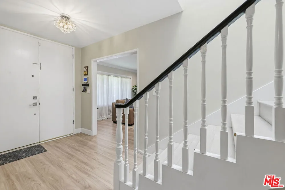 5220 Mary Ellen Avenue Sherman Oaks, CA 91401
