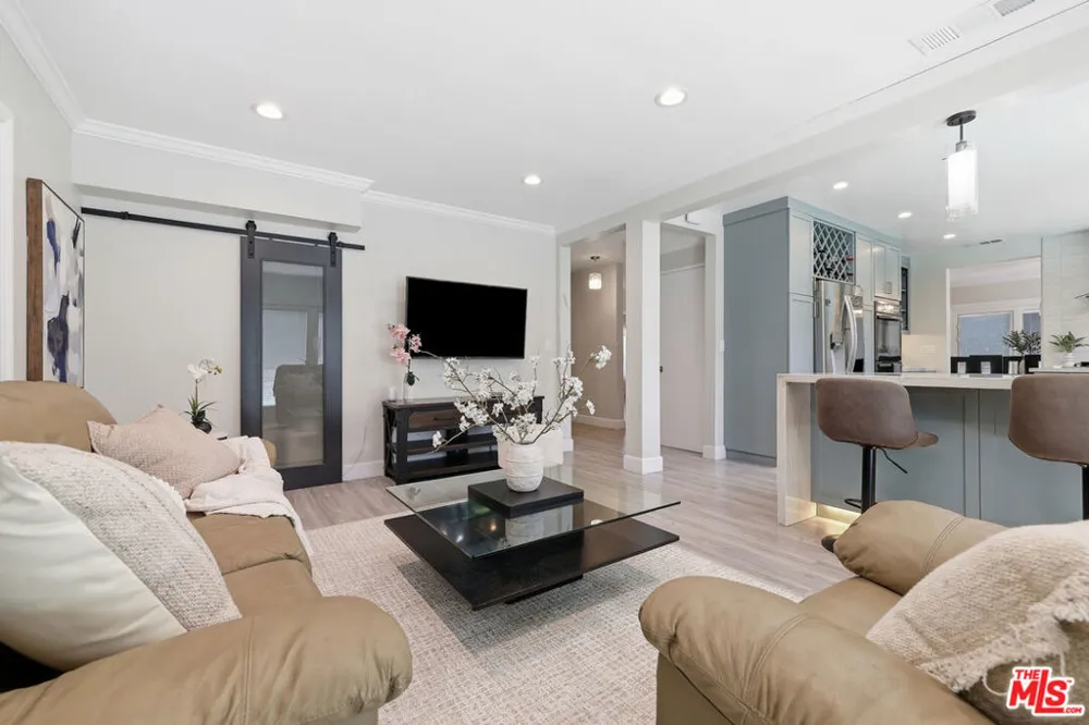 5220 Mary Ellen Avenue Sherman Oaks, CA 91401