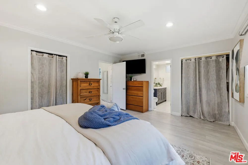 5220 Mary Ellen Avenue Sherman Oaks, CA 91401