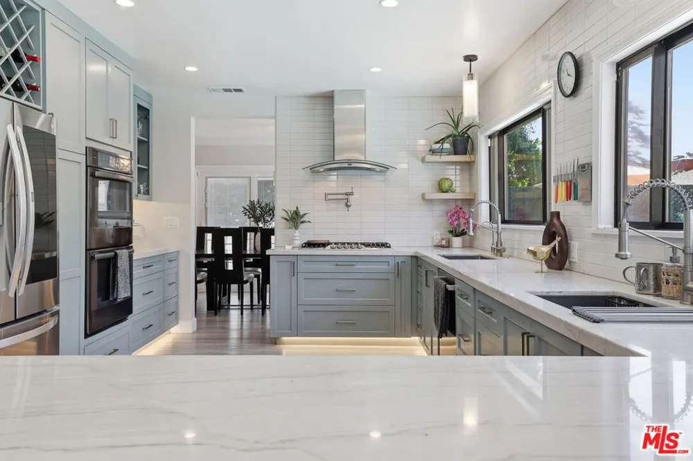 5220 Mary Ellen Avenue Sherman Oaks, CA 91401