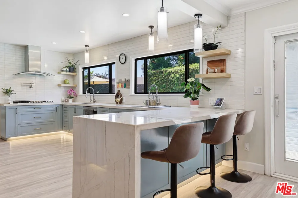 5220 Mary Ellen Avenue Sherman Oaks, CA 91401