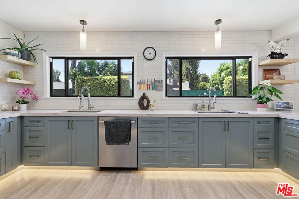 5220 Mary Ellen Avenue Sherman Oaks, CA 91401