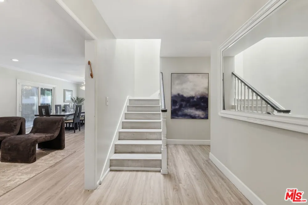 5220 Mary Ellen Avenue Sherman Oaks, CA 91401