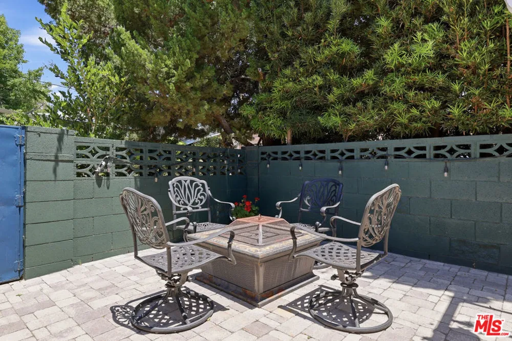5220 Mary Ellen Avenue Sherman Oaks, CA 91401