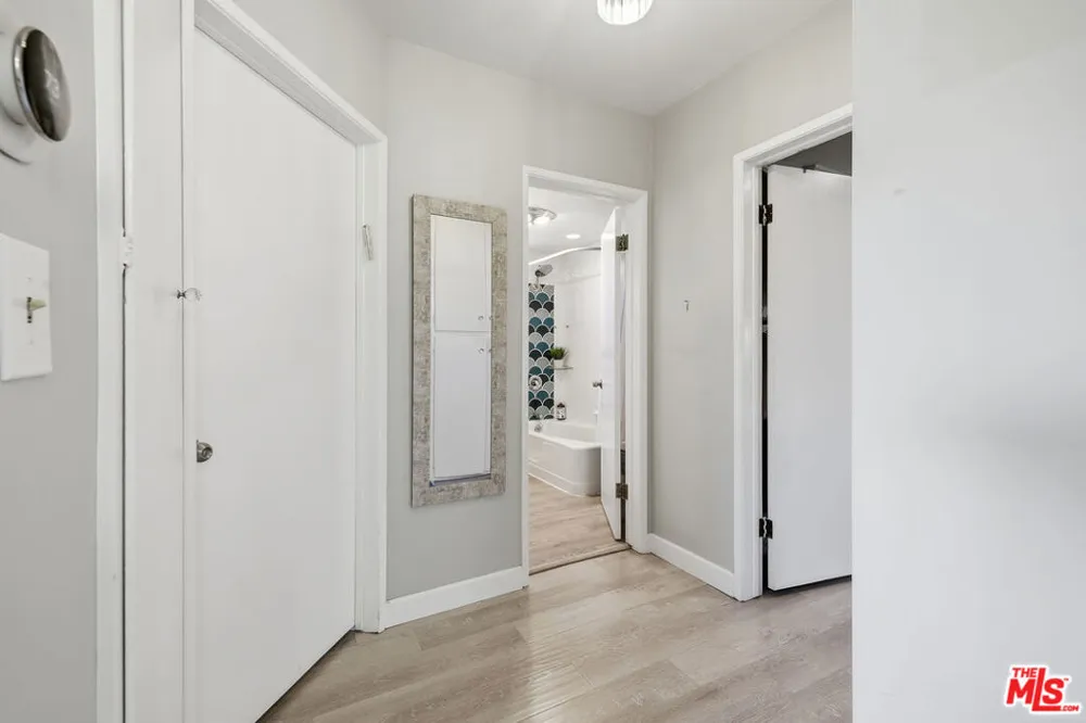 5220 Mary Ellen Avenue Sherman Oaks, CA 91401