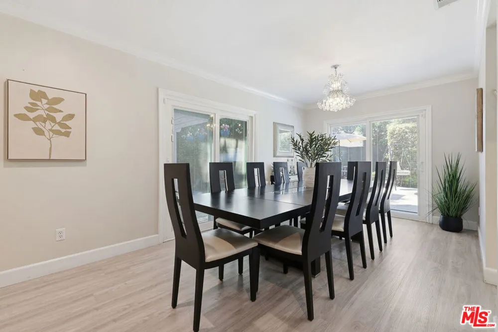 5220 Mary Ellen Avenue Sherman Oaks, CA 91401