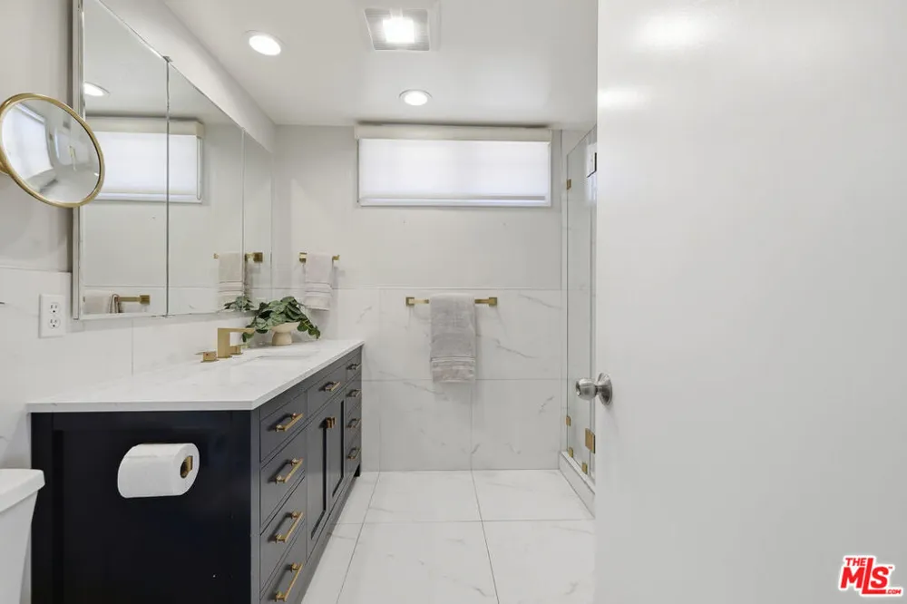 5220 Mary Ellen Avenue Sherman Oaks, CA 91401