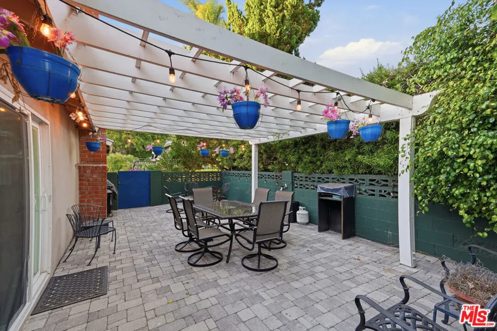 5220 Mary Ellen Avenue Sherman Oaks, CA 91401