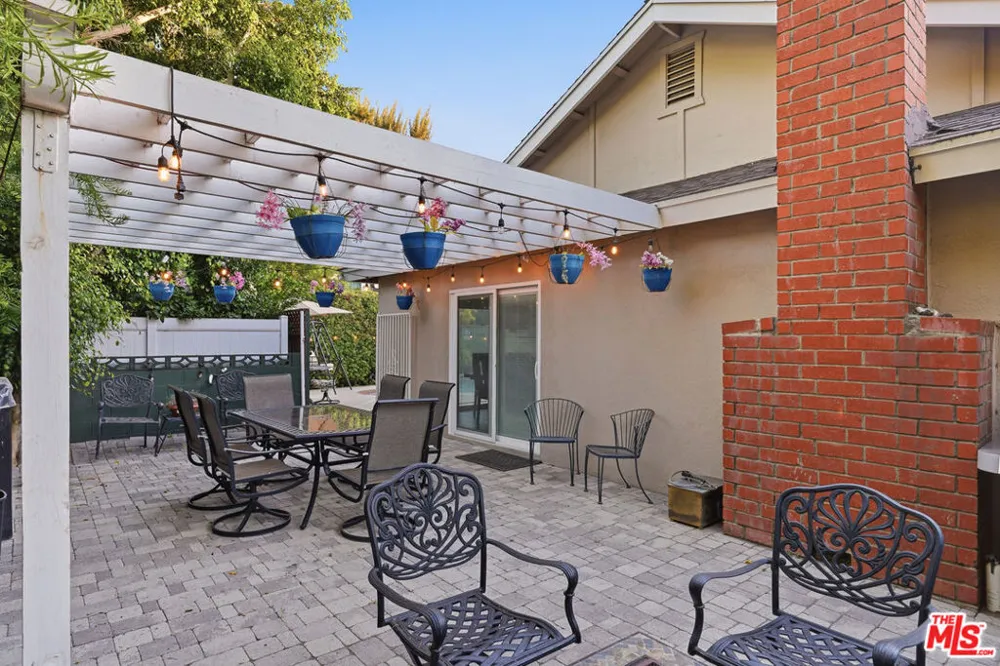5220 Mary Ellen Avenue Sherman Oaks, CA 91401
