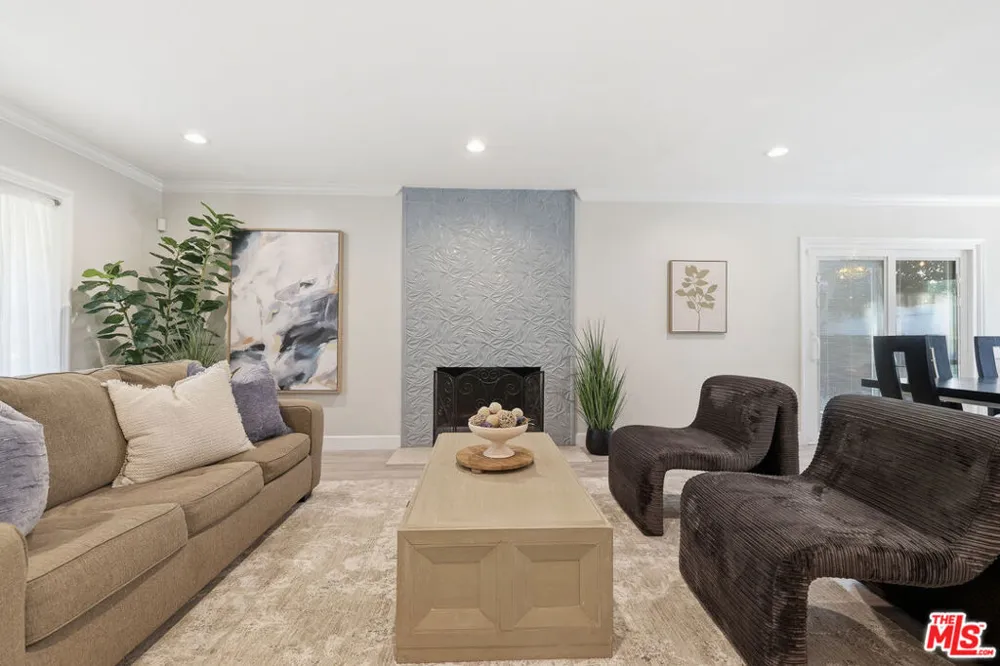 5220 Mary Ellen Avenue Sherman Oaks, CA 91401