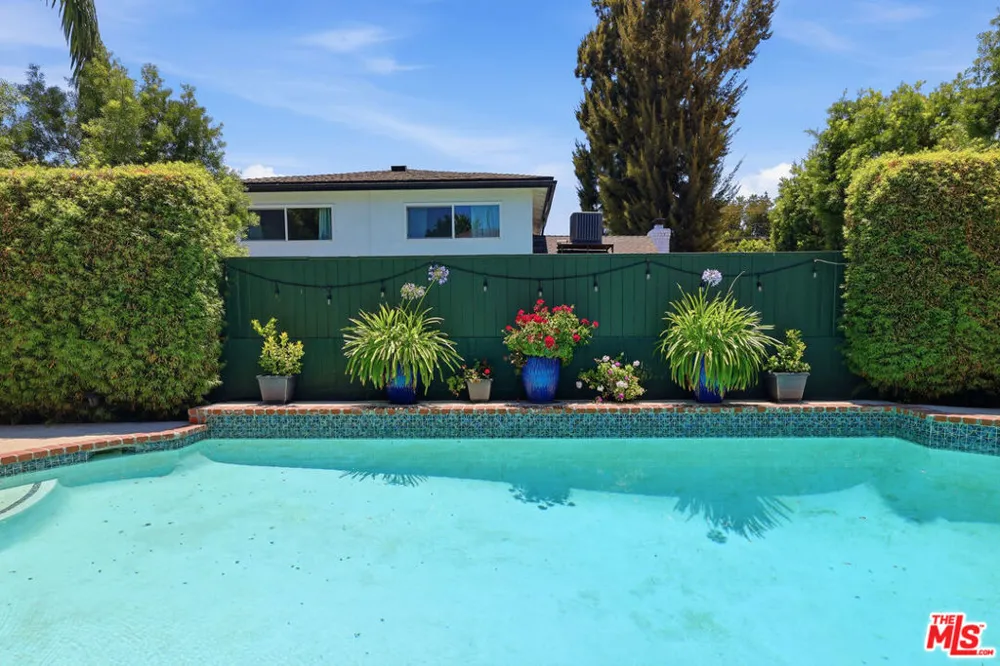 5220 Mary Ellen Avenue Sherman Oaks, CA 91401