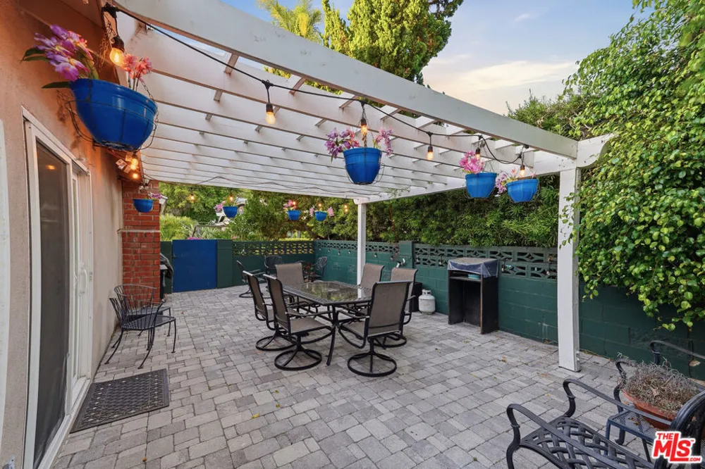 5220 Mary Ellen Avenue Sherman Oaks, CA 91401